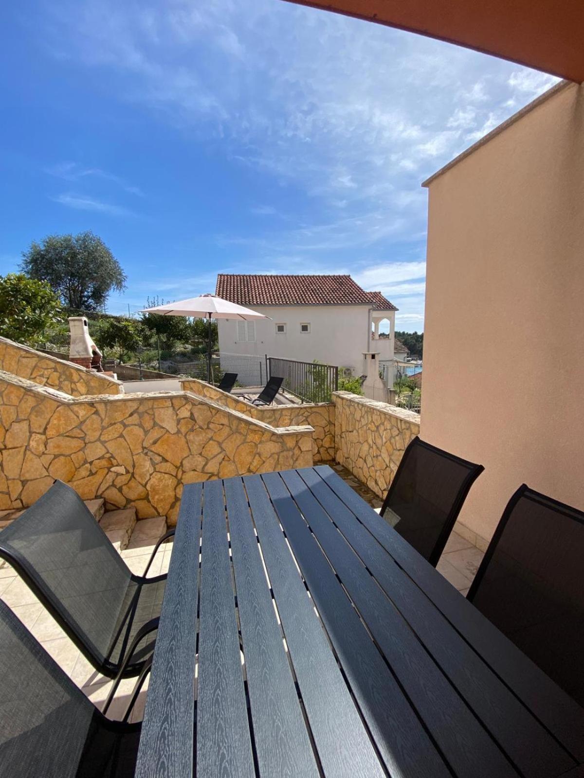 Apartments Dante Domus Aurea Milna  Exterior foto