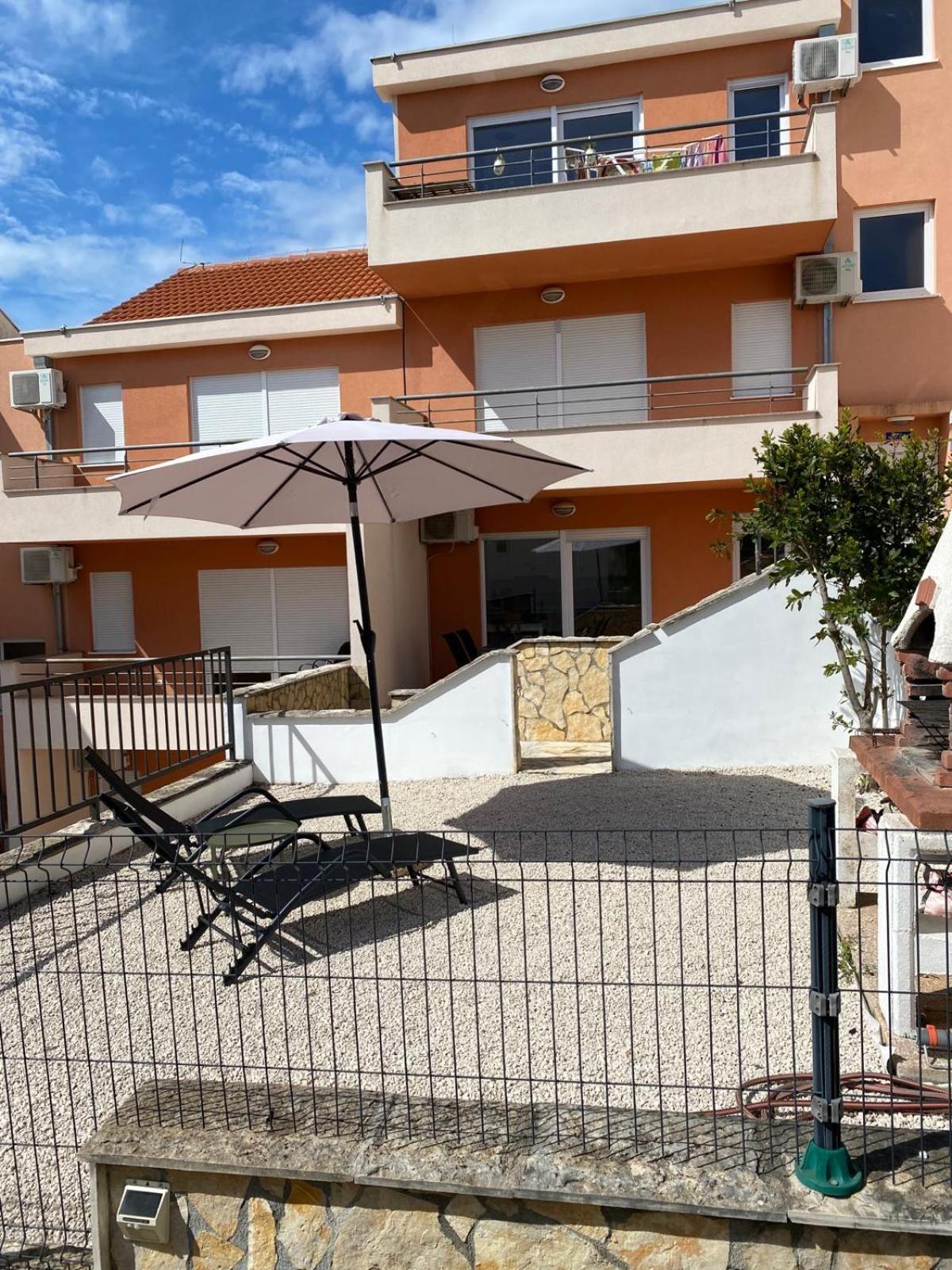 Apartments Dante Domus Aurea Milna  Exterior foto